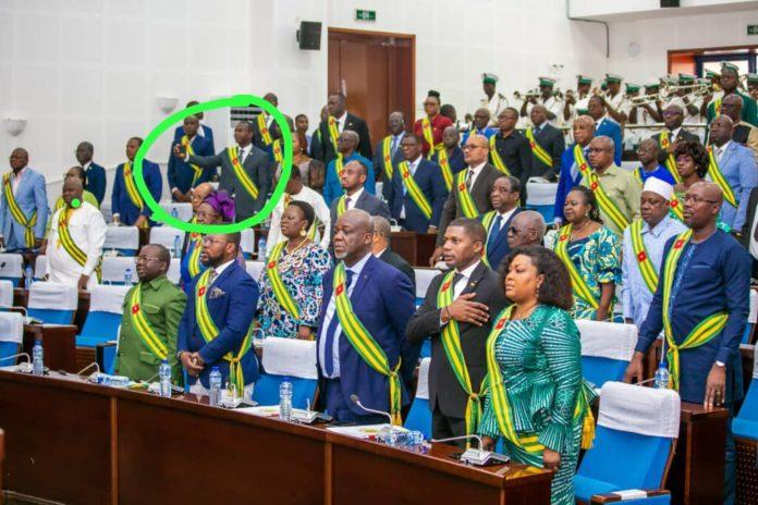 Togo : Un député s’est permis un selfie lors de l’exécution de l’hymne à l’hémicycle